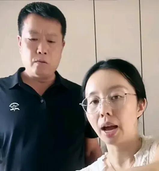 静静在小院直播,全家人齐上阵,一句话却让小星星们心里不是滋味