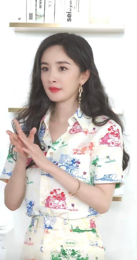 要求示范“口活吸果冻”,杨幂直播遭网红性骚扰,李佳琦火速道歉