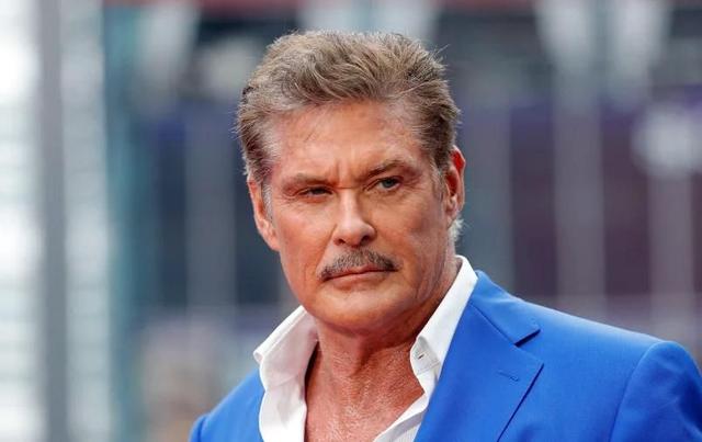 69岁大卫哈塞尔霍夫与42岁的妻子参加电视节开幕式，镜头前秀恩爱