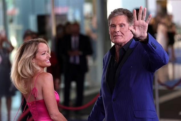 69岁大卫哈塞尔霍夫与42岁的妻子参加电视节开幕式，镜头前秀恩爱