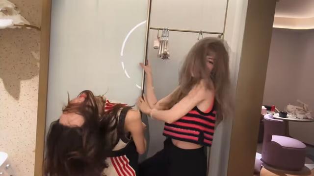 周淑怡直播热舞，后背“恶魔双翅”出镜，粉丝：她身上有4个纹身