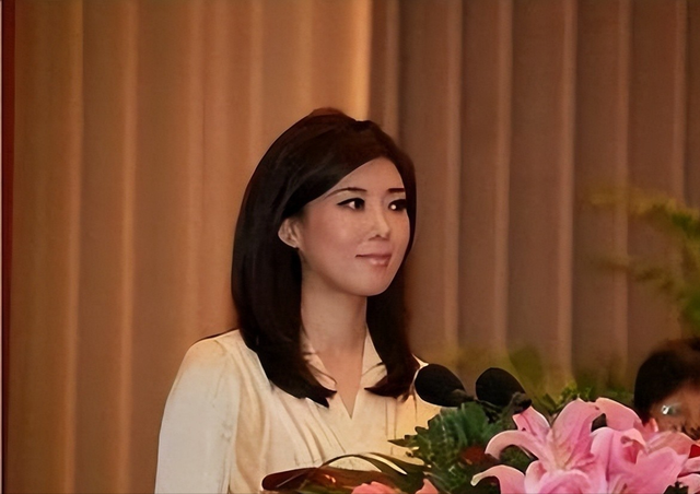 央视主持人李红：因出身被造谣嫁入豪门，如今46岁的她怎样了