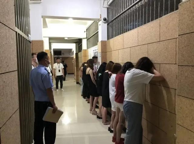 江阳警方:女主播穿着暴露甚至赤裸,表演不堪入目!