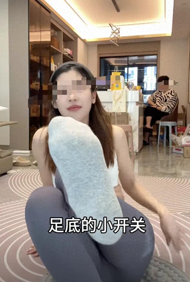 “LV女销售疑似勾引男客户”事件柜姐、原配妻子都在直播带货？网友：三观碎一地