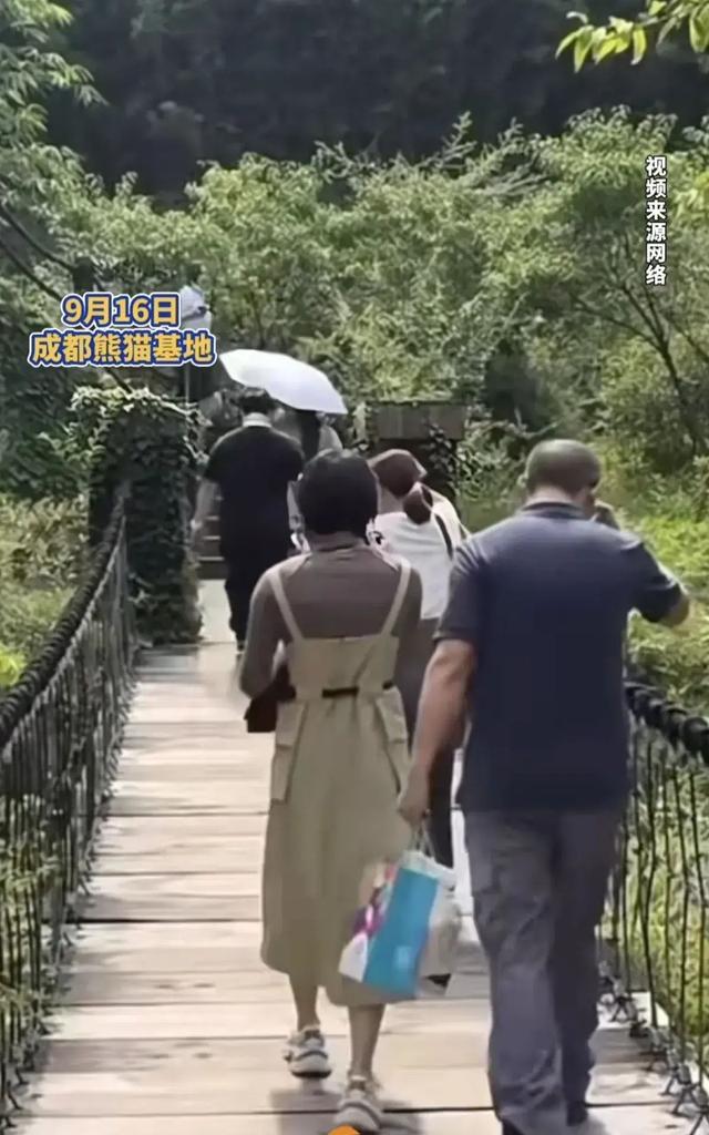 陈芋汐中秋节与家人现身四川大熊猫基地，未带保镖打扮朴素像路人