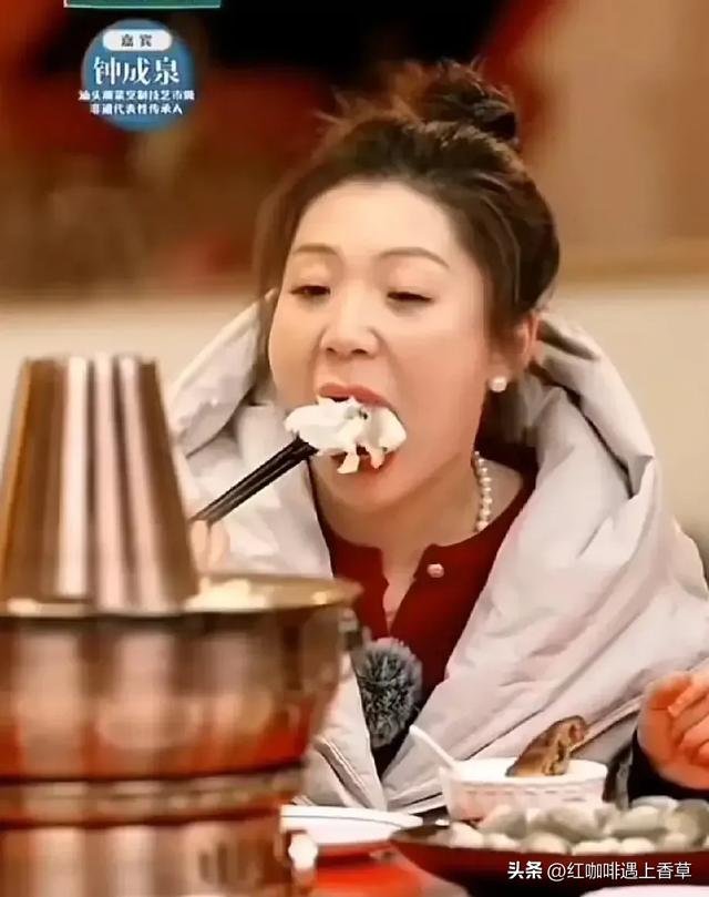 盼盼撞脸歌手梁静茹?网友:太像了,尤其笑脸!