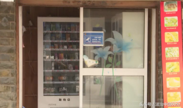 便利店里进了一位特殊的小偷 边盗窃还边直播