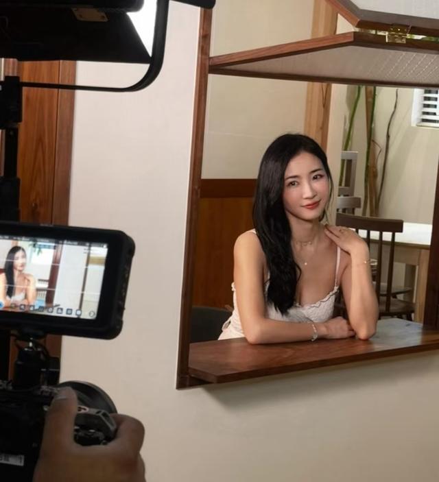 好拼！前TVB小花利颖怡露背扮死尸，只遮下半身称是最大尺度演出