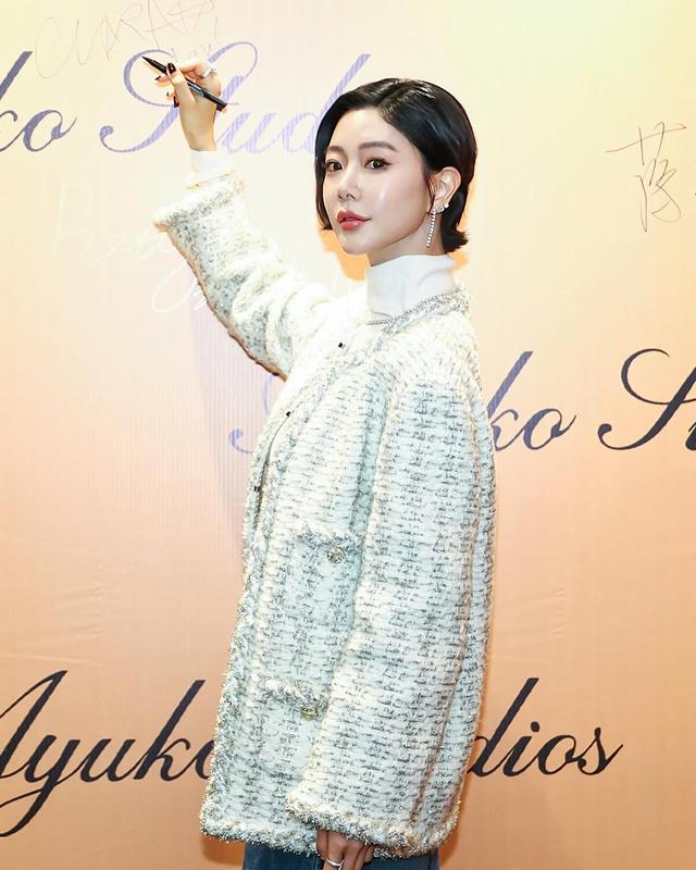 韩国知名女星，干练短发亮相，时尚粗花呢外套，引领新年时尚