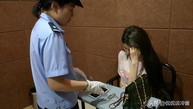 闹大了!广东河源女网红遭刑拘,深夜直播不堪入目,抓捕现场曝光