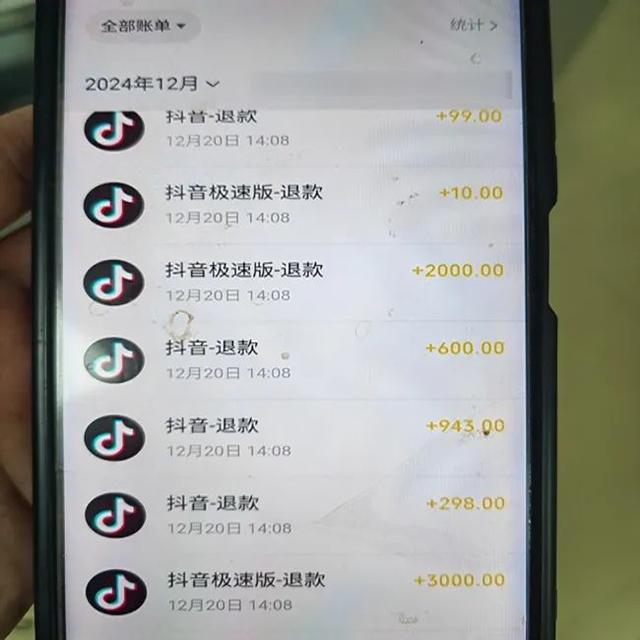 台山民警及时出手制止！熊孩子“豪掷”三万打赏主播......