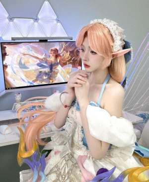 艾琳女主播惊艳热舞(网红COS艾琳，身穿公主裙，背带透明翅膀，玩家：还原度太高了)