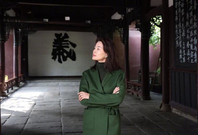 央视主持人刘芳菲近照曝光，衣着朴素端庄秀丽，低调热心公益