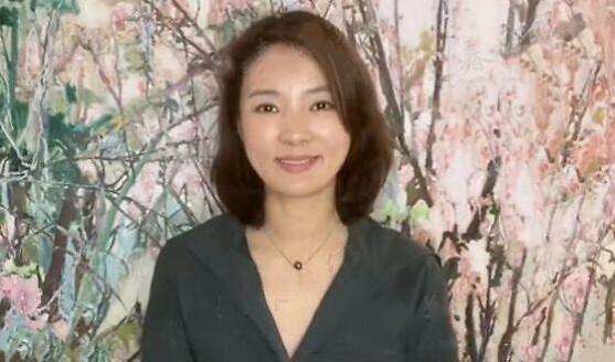 央视主持人刘芳菲近照曝光，衣着朴素端庄秀丽，低调热心公益