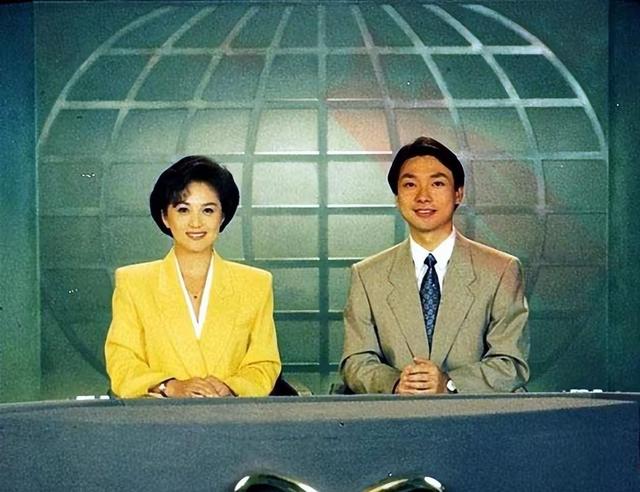 海霞：21岁成央视主播，28岁嫁清华教授，如今52岁官宣新身份