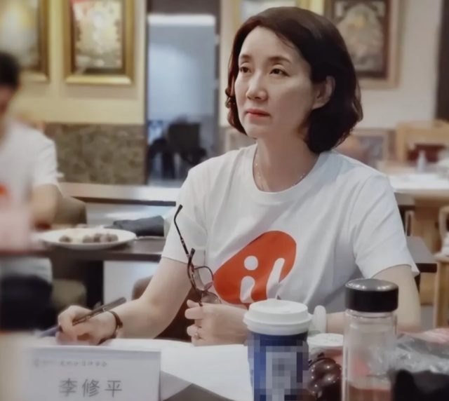 央视“首席女主播”李修平：42岁再婚嫁大10岁丈夫，至今无儿无女