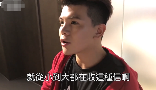 男星直播中跟女粉亲密互动，突遭女方男友上台暴揍，场面失控受伤