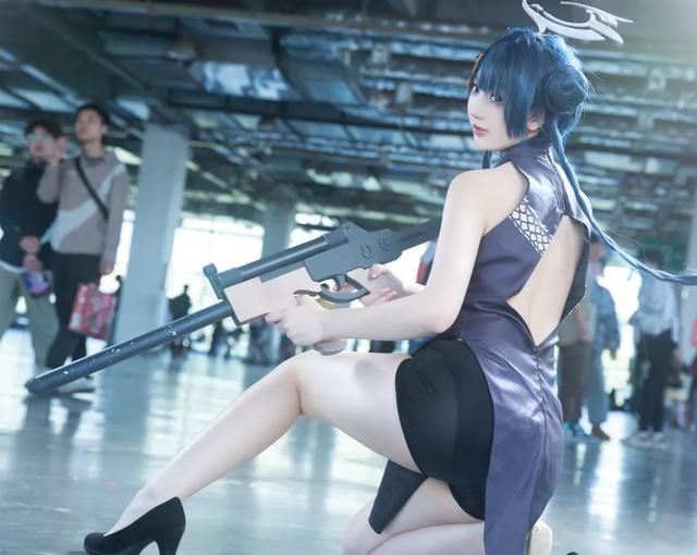 碧蓝档案:御坂奈良cos妃咲,穿着旗袍,拿着枪的丸子头萌妹!