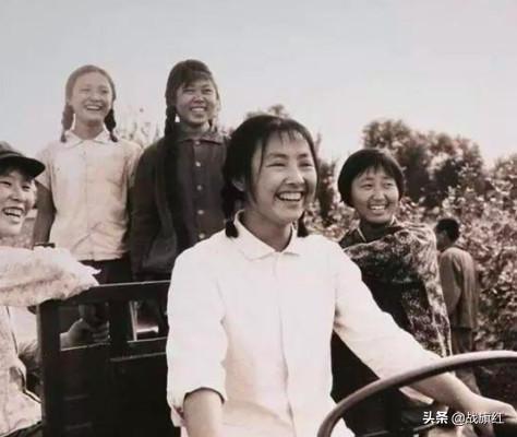 搭乘拖拉机，同行妇女笑：别看你是当兵的，你有点笨