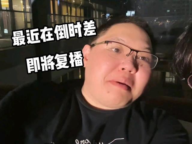 PDD拿朋友账号露脸直播，连麦女主播让跳热舞，还偷看她傲人身材