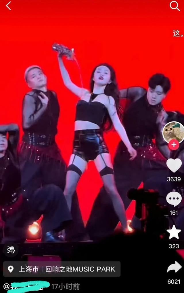 吴宣仪热舞动作引热议！大尺度动作遭男粉吹口哨，吊带黑丝显身材