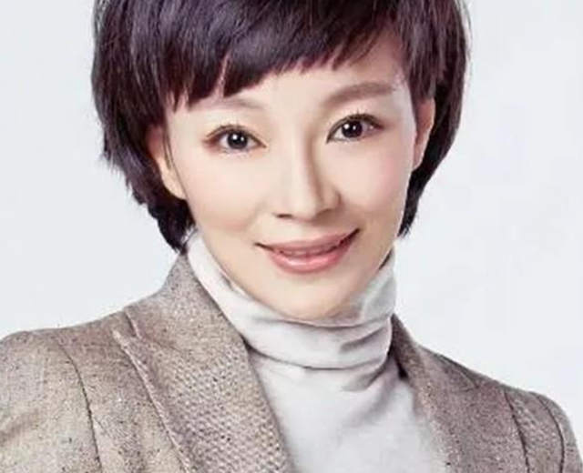 央视天气预报主持人王蓝一，女儿笑笑与妈妈很像，老公是谁已成谜