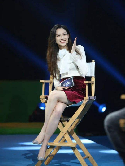 养眼!美女主持马凡舒回归《天下足球》!CCTV5女主播李蕊曾代播