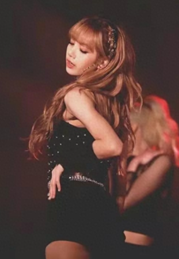 Lisa出席疯马秀，VIP可以竞价抚摸，疑似还有“无裤”高抬腿动作