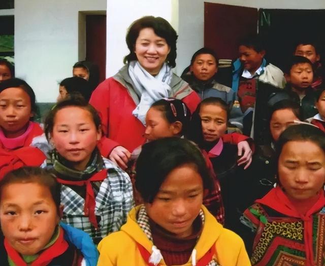 央视“首席女主播”李修平：42岁再婚嫁大10岁丈夫，至今无儿无女