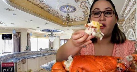 外国小姐姐吃大龙虾,一只钳子有一只鸡大,网友:下半月得喝汤了