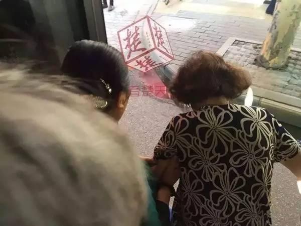 10岁小女孩未让座被大妈骂哭