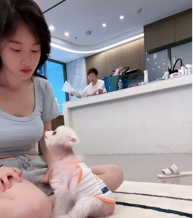 女主播冯提莫尺度越来越大，直播洗头又走光？网友：身材变化惊人