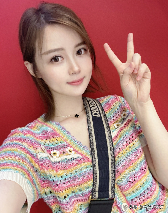 苏恩与姐姐苏令同框，亲姐妹果然长相神似，两姐妹合跳双人舞