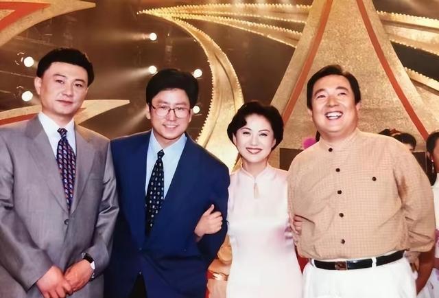 海霞：21岁成央视主播，28岁嫁清华教授，如今52岁官宣新身份