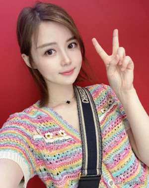 熊猫女主播跳舞(苏恩与姐姐苏令同框，亲姐妹果然长相神似，两姐妹合跳双人舞)