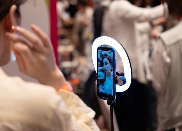 建筑高工转身成为黑丝娱乐女主播,是行业的没落还是个人的悲哀?