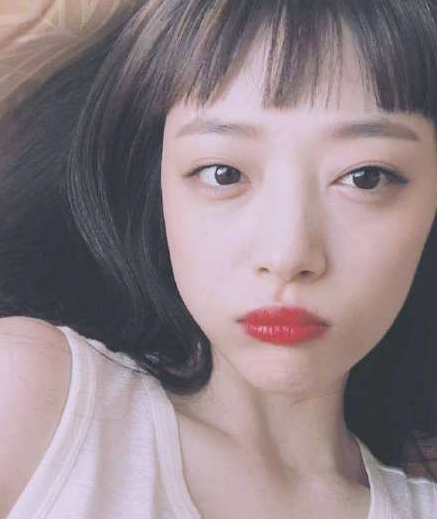 具荷拉直播时痛哭！韩国女艺人崔雪莉家中身亡 雪莉最后一条ins图写了什么内容