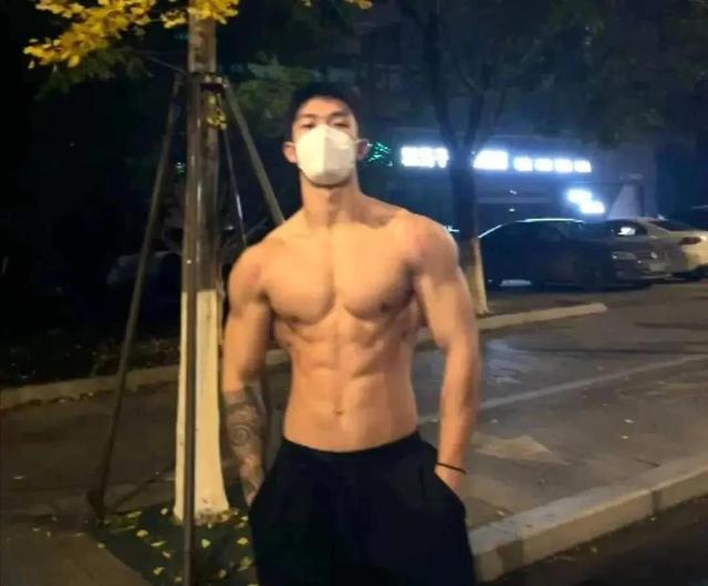 近期非常火的肌肉小哥付费私拍居然被骗了？