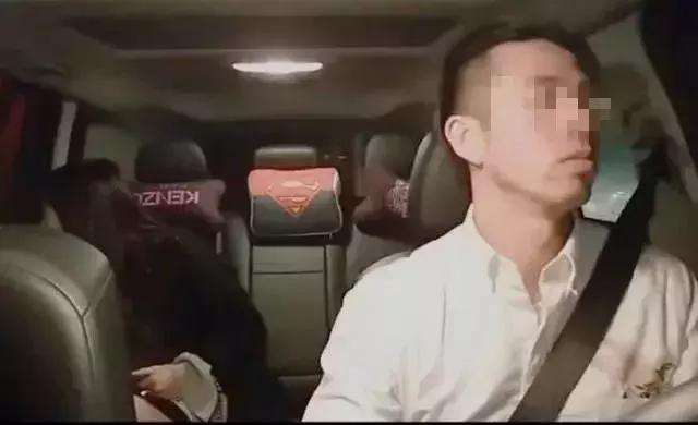 这位斗鱼人气主播，你在上海高架边开车边玩直播，真的厉害死了！