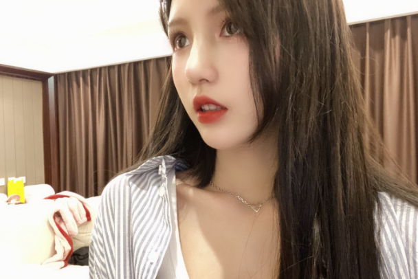 斗鱼绝地求生女主播直播出事故，摄像头被打翻，意外露出代打行为