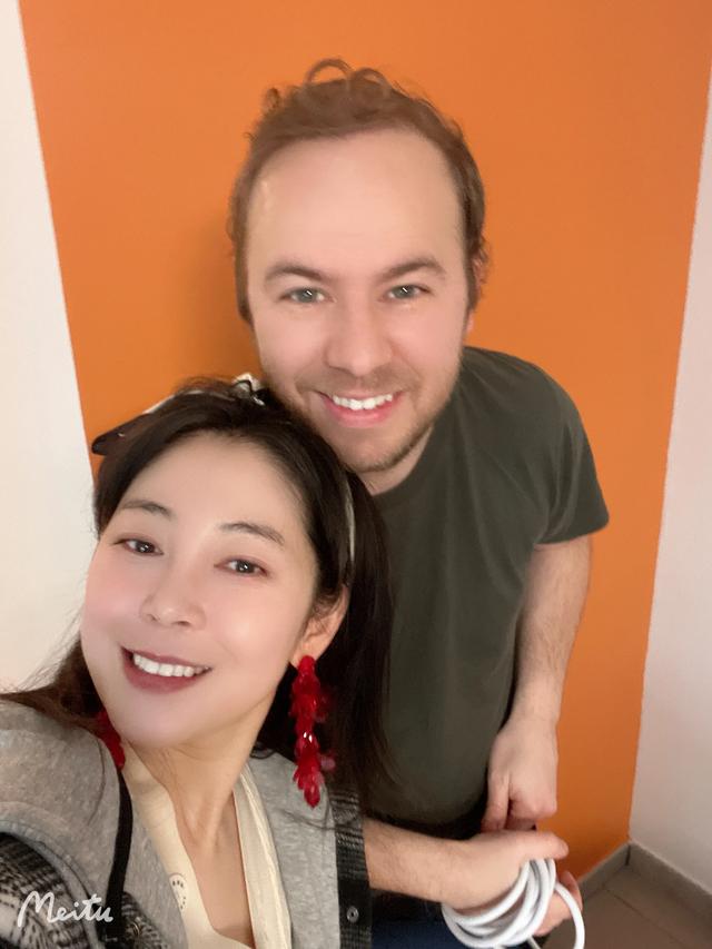 内蒙富家女爱上法国留学生，婚后连生俩混血，35岁老公接近秃顶