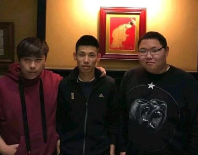 PDD拿朋友账号露脸直播，连麦女主播让跳热舞，还偷看她傲人身材