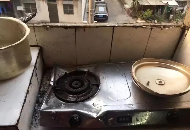 “老公水开了,帮我倒面粉吧”,只是随口一句,瞬间家毁人亡