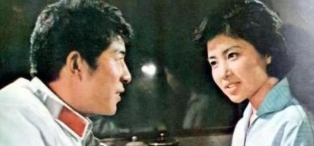 她是80年代央视美女主持，嫁给军委副主席之子，离婚后以卖画为生