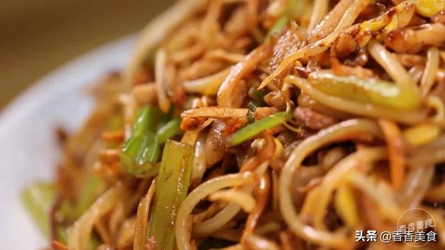 “掐着头，捏着腰，顺着脖子往下薅”，打一美食