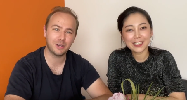 内蒙富家女爱上法国留学生，婚后连生俩混血，35岁老公接近秃顶