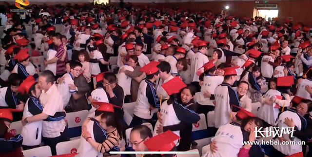 直击衡水中学成人礼：“00”后都18岁啦！