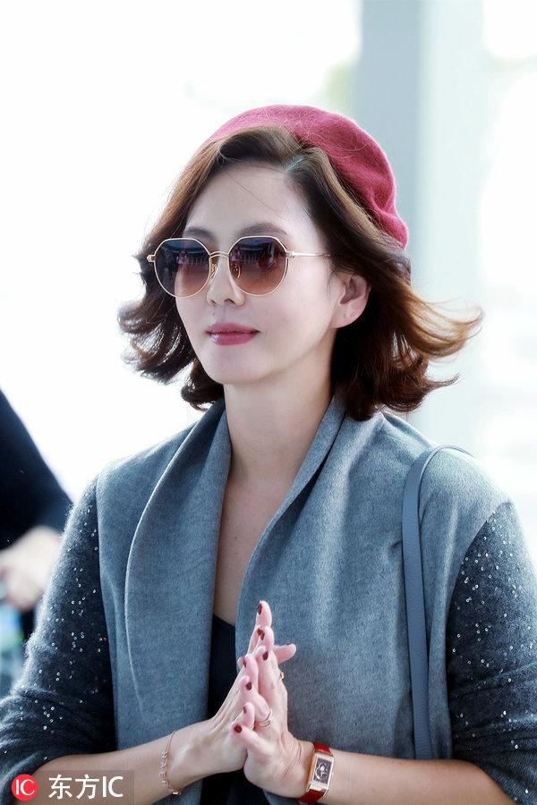 《迷雾》女主金南珠戴红色贝雷帽走名媛风,47岁气质不输俞飞鸿