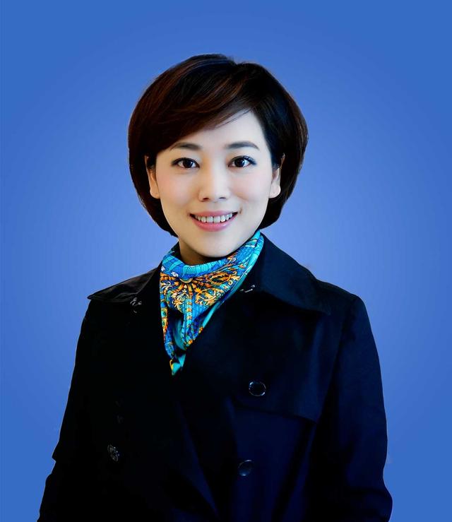 央视主持劳春燕：曾被传去世，与丈夫分居多年，年近半百仍似少女