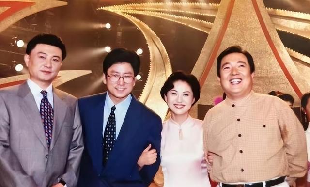 海霞：21岁成央视主播，28岁嫁清华教授，如今52岁官宣新身份